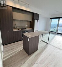 395 Square One Dr in Mississauga, ON - Building Photo - Building Photo