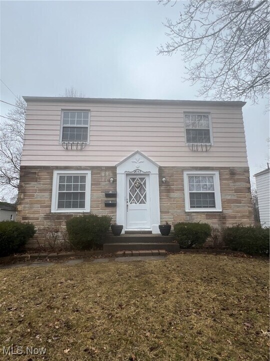 2042 13th St in Cuyahoga Falls, OH - Building Photo