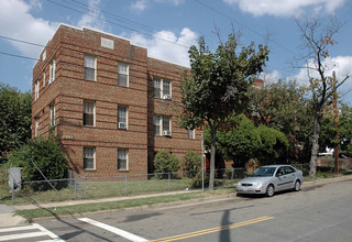 400 Douglas St NE in Washington, DC - Building Photo - Building Photo