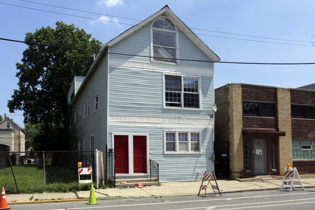 2445 N Clybourn Ave in Chicago, IL - Foto de edificio - Building Photo