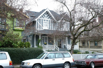 2035 NW Kearney St in Portland, OR - Building Photo - Building Photo