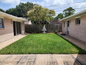 8023 S Braeswood Blvd in Houston, TX - Building Photo - Building Photo
