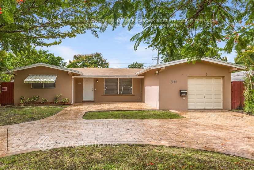 7944 Meridian St in Miramar, FL - Building Photo