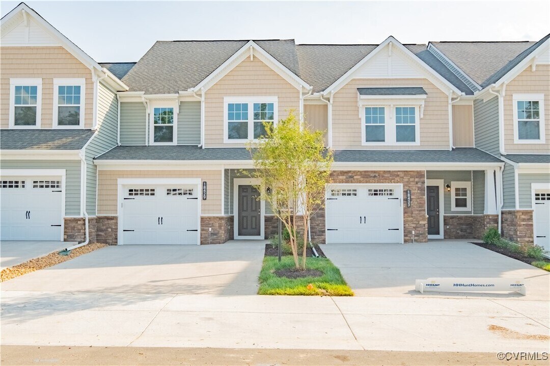 18429 Palisades Ct in Moseley, VA - Building Photo