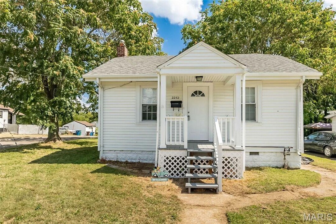 2252 Dawes Pl in Overland, MO - Building Photo