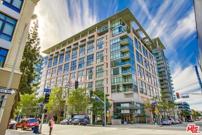 1111 S Grand Ave in Los Angeles, CA - Building Photo - Building Photo