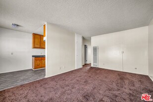 1095 W 39th St in Los Angeles, CA - Building Photo