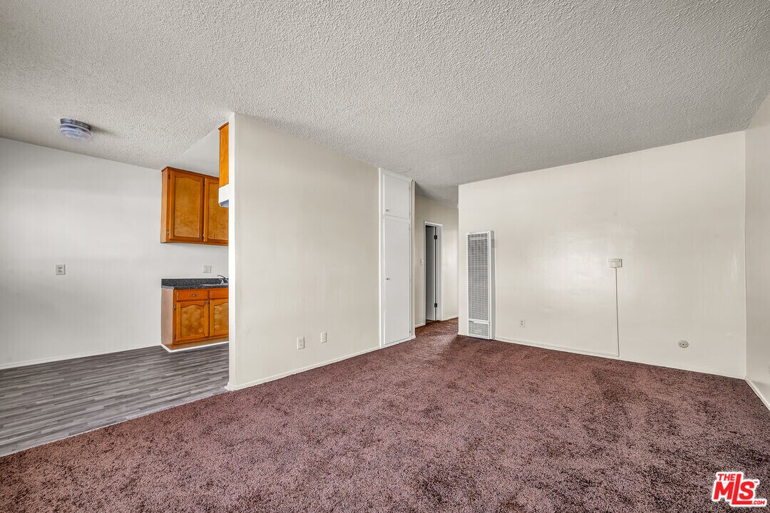 1095 W 39th St in Los Angeles, CA - Building Photo