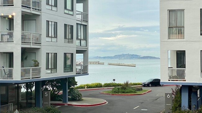 4 Admiral Dr in Emeryville, CA - Foto de edificio - Building Photo