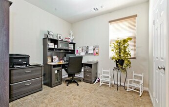 945 Spiracle Ave in Henderson, NV - Building Photo - Building Photo