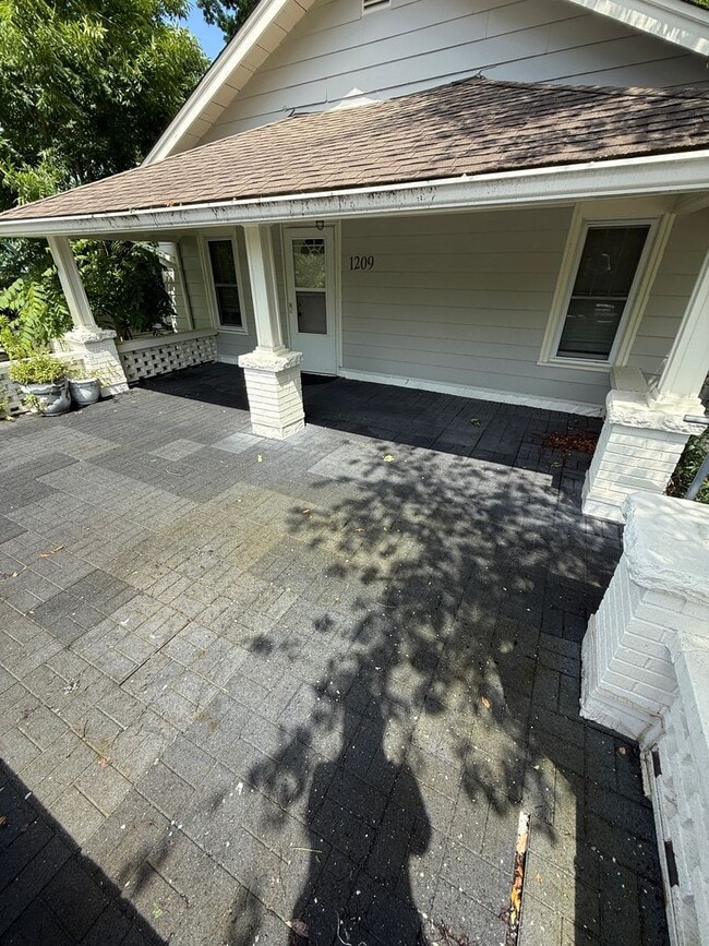 property at 1209 S Lincoln St