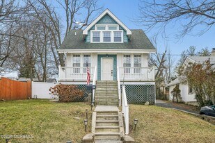 108 Burlington Ave in Leonardo, NJ - Building Photo