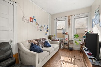427 Medford St, Unit 2R in Somerville, MA - Foto de edificio - Building Photo