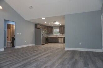 321 Apple Dr in Crestview, FL - Building Photo - Building Photo