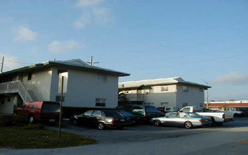 890 NW 39th St in Oakland Park, FL - Building Photo - Building Photo