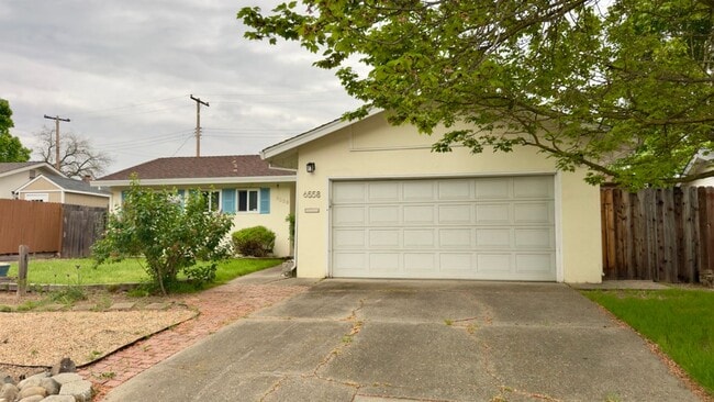 6558 Meadowcreek Way in Citrus Heights, CA - Building Photo - Building Photo