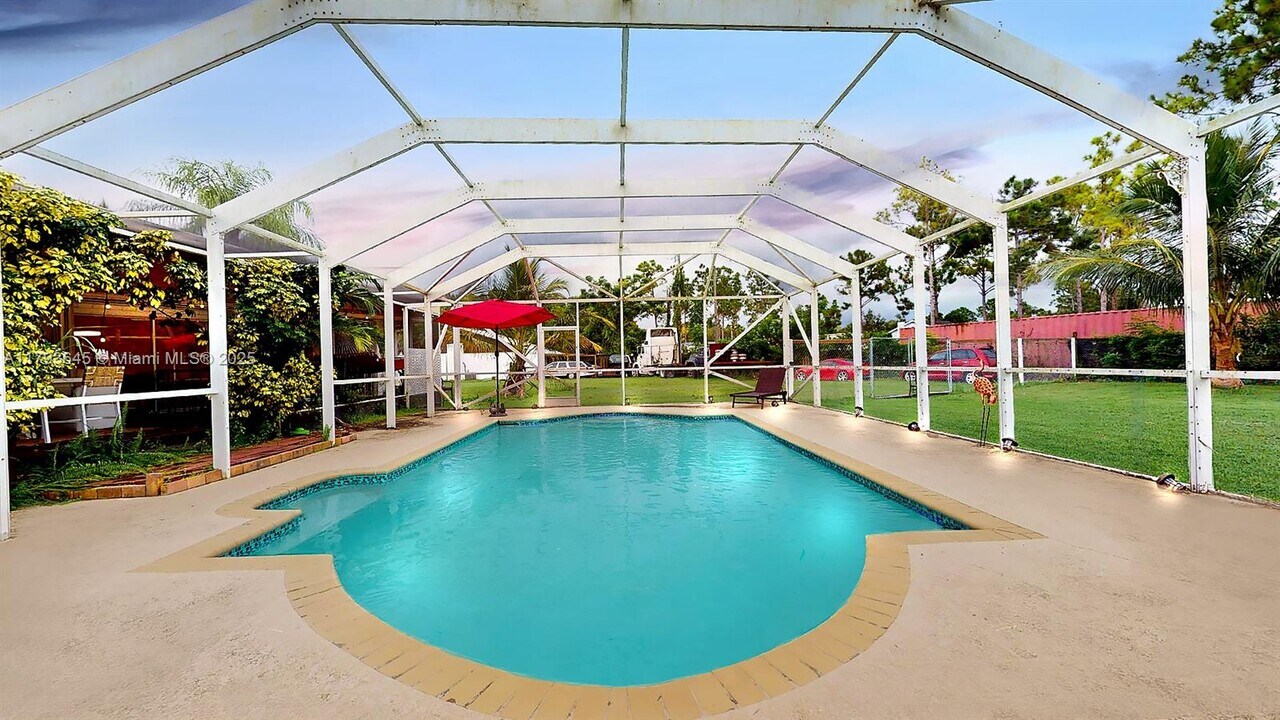 19490 SW 334th St in Homestead, FL - Foto de edificio