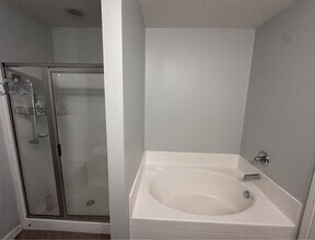 9704 Pebble Ct in Louisville, KY - Foto de edificio - Building Photo