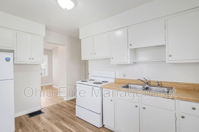 property at 1590 Vendome Dr S