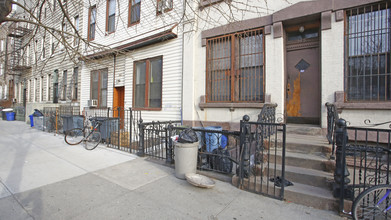 245 Montrose Ave in Brooklyn, NY - Building Photo - Building Photo