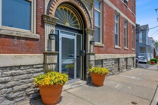 1506 William Howard Taft Rd in Cincinnati, OH - Building Photo