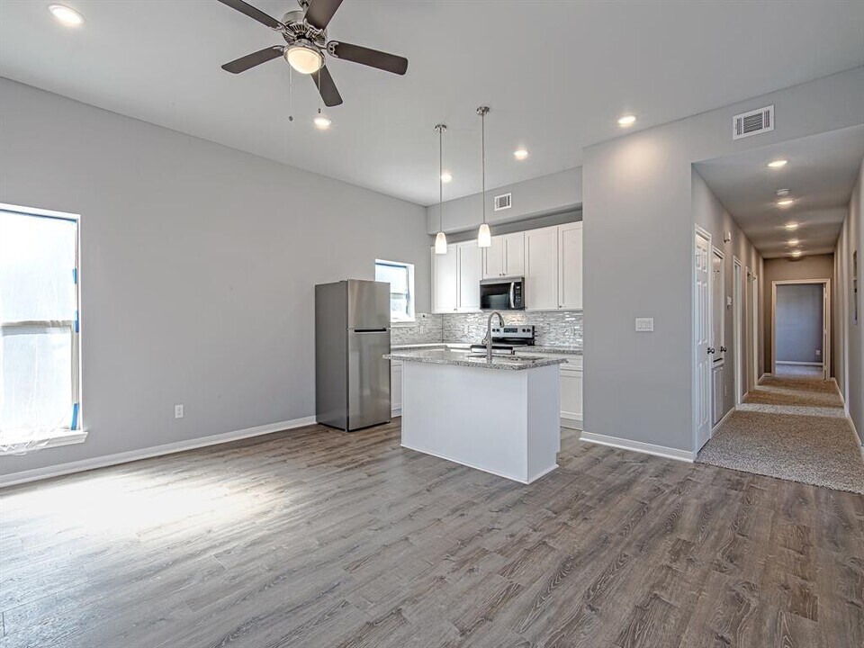 8201 Tower St in Houston, TX - Building Photo