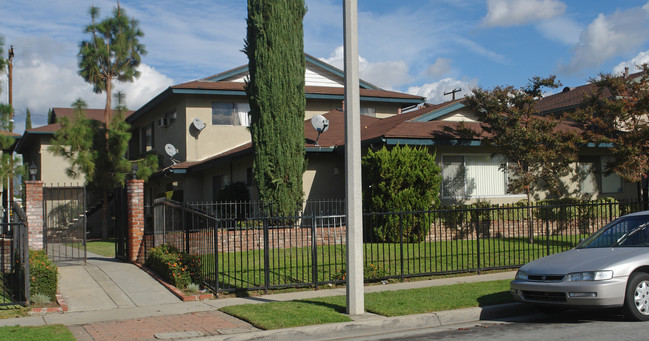 653 E Ruddock St in Covina, CA - Foto de edificio - Building Photo