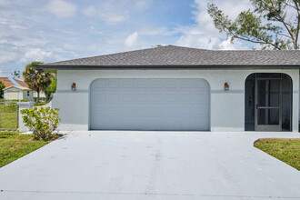 1408 SW 5th Ave in Cape Coral, FL - Foto de edificio - Building Photo