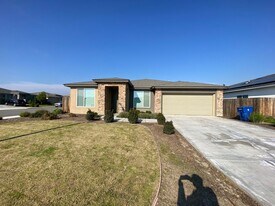 1318 Four Peaks St in Bakersfield, CA - Building Photo