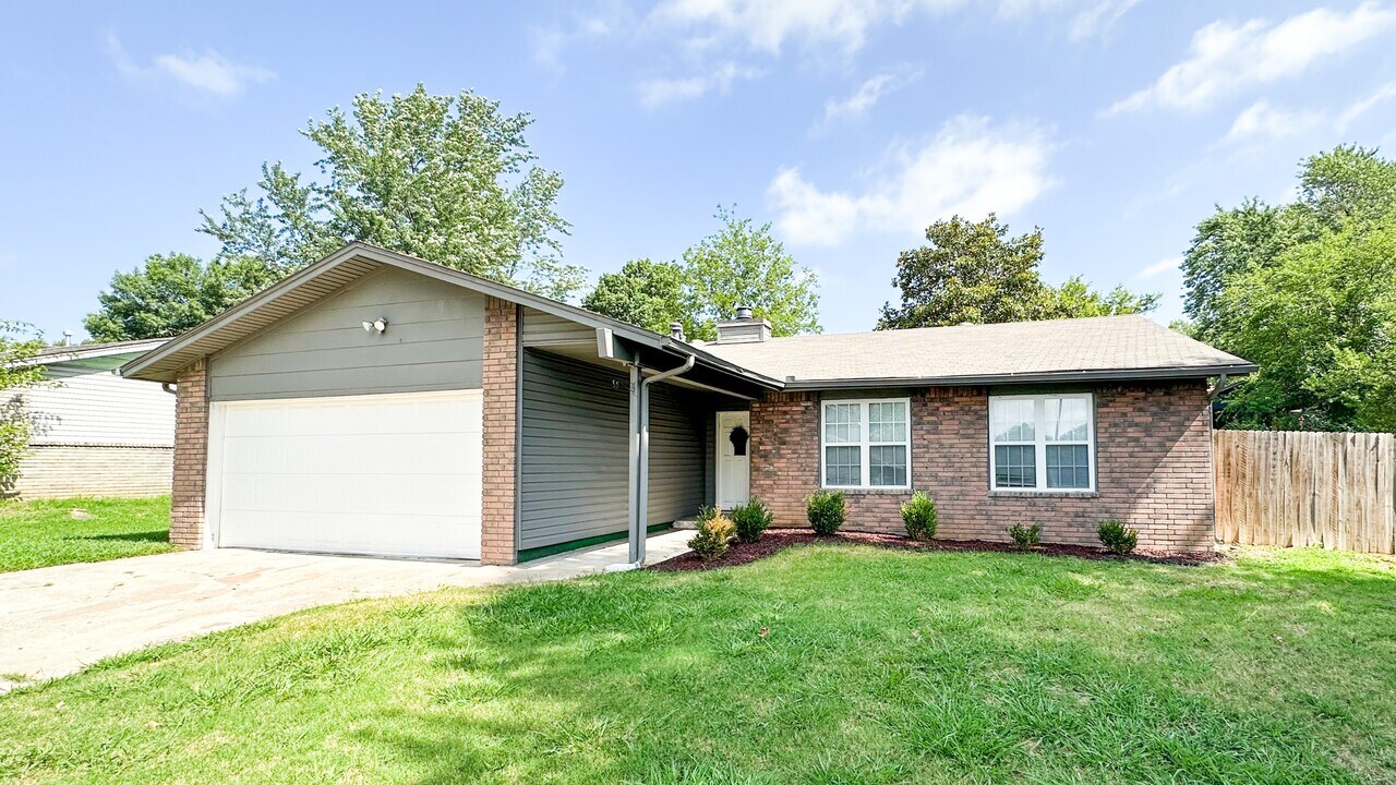 2305 W Independence St in Tulsa, OK - Building Photo