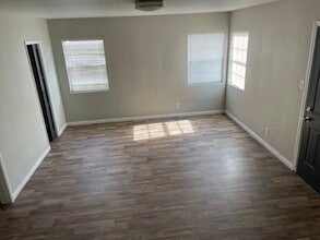 5140 Newcastle Ave in Encino, CA - Foto de edificio - Building Photo