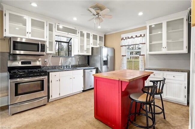 227 James St in Smithfield, VA - Foto de edificio - Building Photo