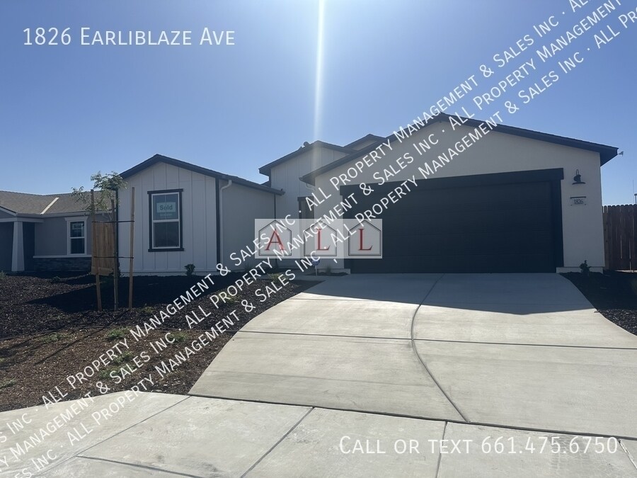 1826 Earliblaze Ave in Bakersfield, CA - Building Photo