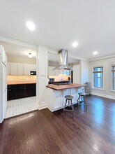 2330 Euclid Heights Blvd, Unit 301 in Cleveland, OH - Foto de edificio - Building Photo