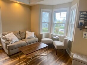 52 Front St, Unit #2 in Beverly, MA - Foto de edificio - Building Photo
