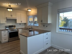 1051 Parker St in White Rock, BC - Building Photo - Building Photo