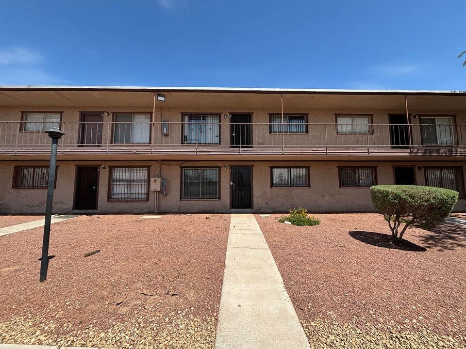 565 S Royal Crest Cir in Las Vegas, NV - Building Photo