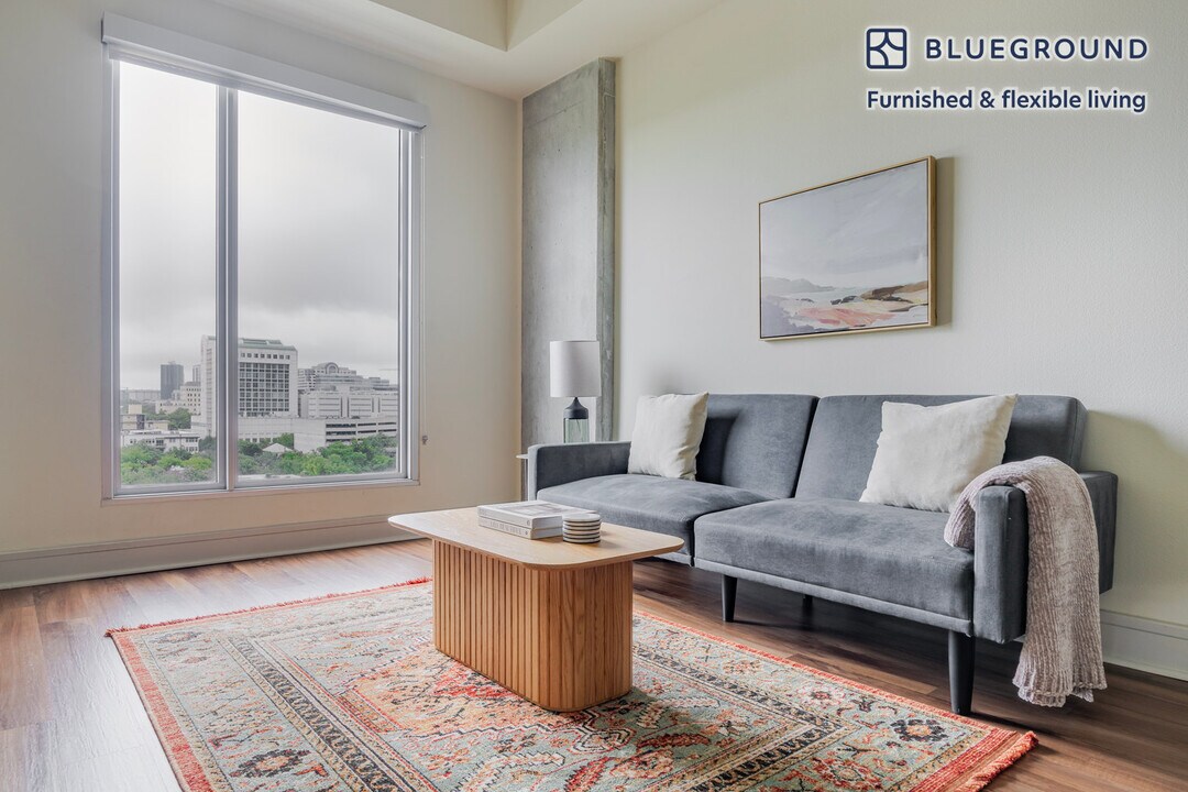 615 W 7th St in Austin, TX - Building Photo