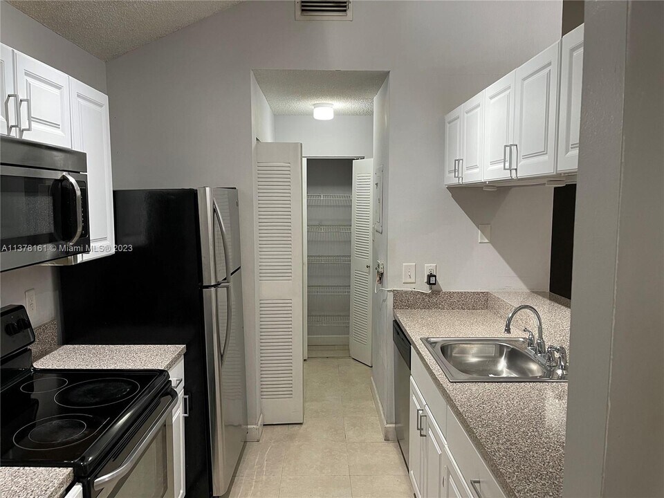 10520 SW 158th Ct-Unit -305 in Miami, FL - Building Photo