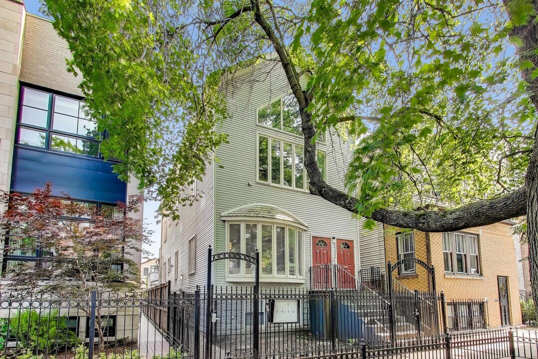 1229 W Wellington Ave in Chicago, IL - Building Photo