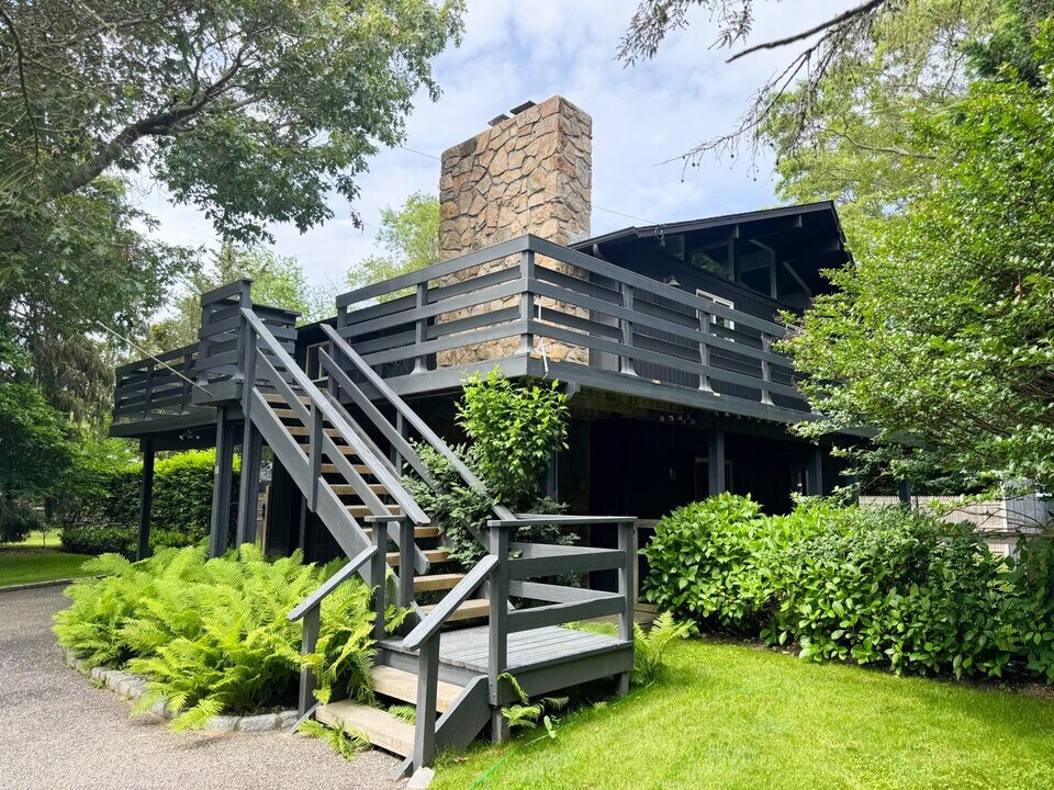 10 Cedar Ave in Southampton, NY - Building Photo