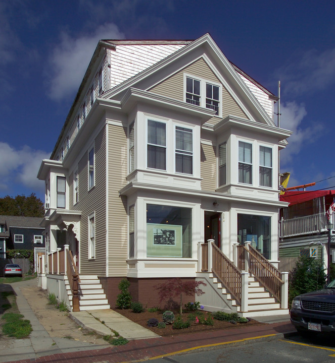 384 Commercial St in Provincetown, MA - Building Photo