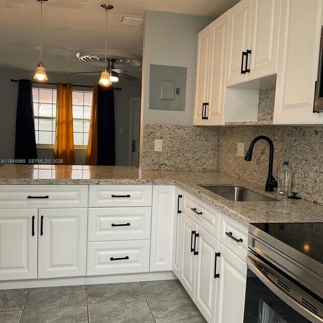 337 Phippen Waiters Rd in Dania Beach, FL - Building Photo - Building Photo