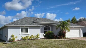 5610 NW North Crisona Cir in Port St. Lucie, FL - Building Photo