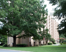 Hall Towers in Greensboro, NC - Foto de edificio - Building Photo