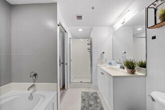 18100 N Bay Rd, Unit 308 in Sunny Isles Beach, FL - Building Photo - Building Photo