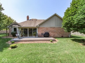 825 Bayside Dr in Greenwood, IN - Foto de edificio - Building Photo
