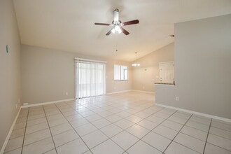 8476 Coral Dr in Ft. Myers, FL - Foto de edificio - Building Photo