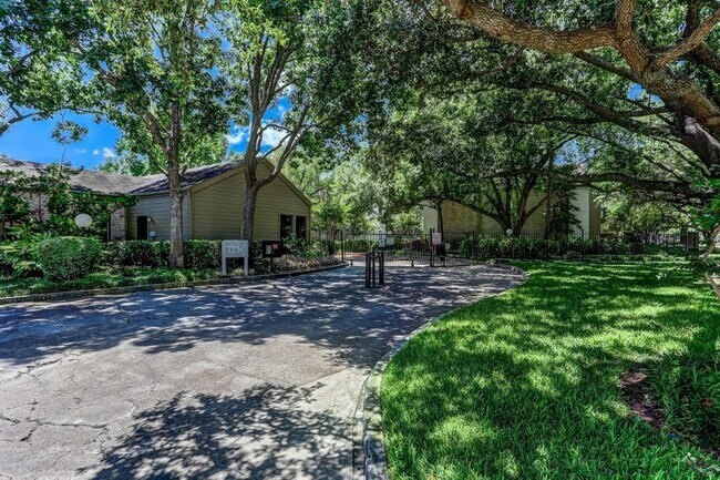 10047 Westpark Dr in Houston, TX - Foto de edificio - Building Photo