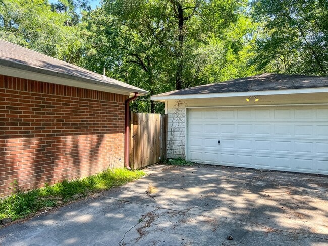 property at 327 Chateau Woods Pkwy Dr
